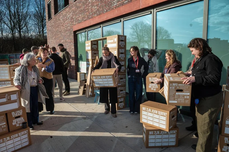 De Meeker in de krant; Kartonnen café als sociaal smeermiddel bij De Meeker