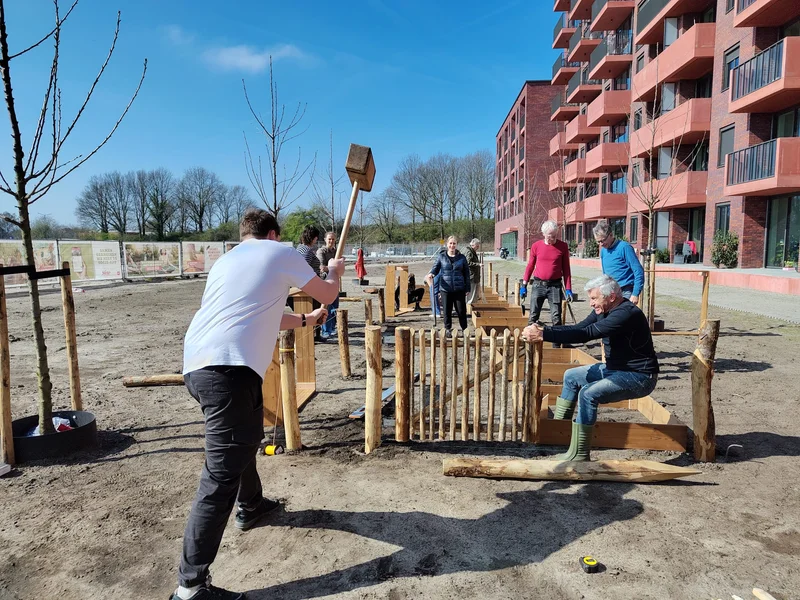 Stralende start voor de buurtmoestuin in Hero van Breda